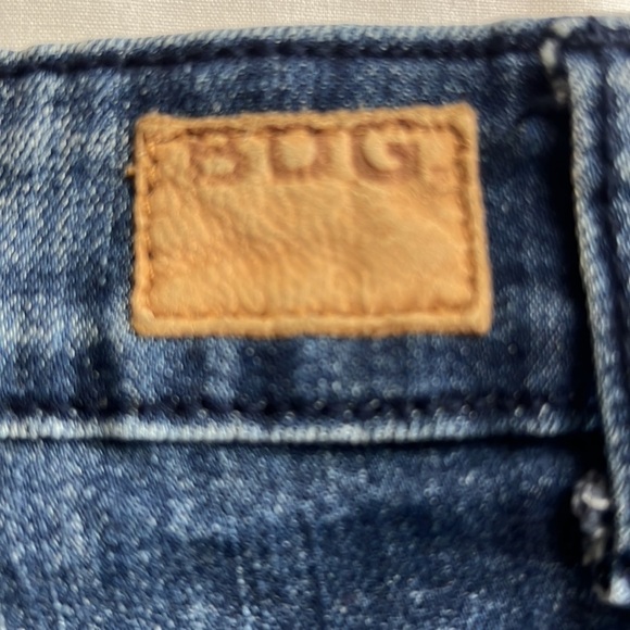 𝅺BDG shortie Distress cuffed shorts Size 30 - Picture 4 of 5